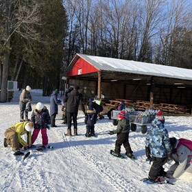 des élèves rassemblés à la ferme agroéducatif